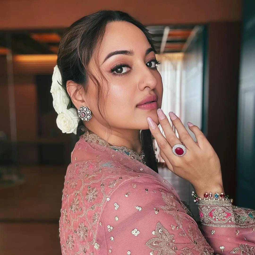 SONAKSHI SINHA WEARING BEAUTIFUL EARRINGS JEWELLERY PINK LEHENGA